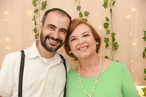 Fotografia Da Noiva Com Filho Na Mesa Do Bolo Buffet Le Crépe no Tatuapé SP Feita por Priscila Felix Fotógrafa de Casamentos, Ensaios e Família'