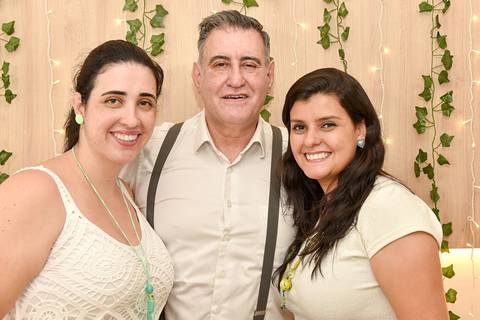 Fotografia Do Noivo Com Filhas Na Mesa Do Bolo Buffet Le Crépe no Tatuapé SP Feita por Priscila Felix Fotógrafa de Casamentos, Ensaios e Família'