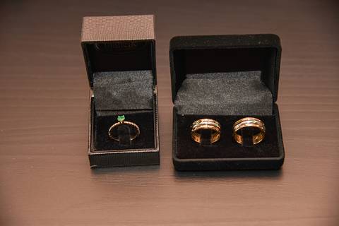 Fotografia Das Alianças E Anel Com Pedra Verde Da Noiva no Tatuapé SP Feita por Priscila Felix Fotógrafa de Casamentos, Ensaios e Família'