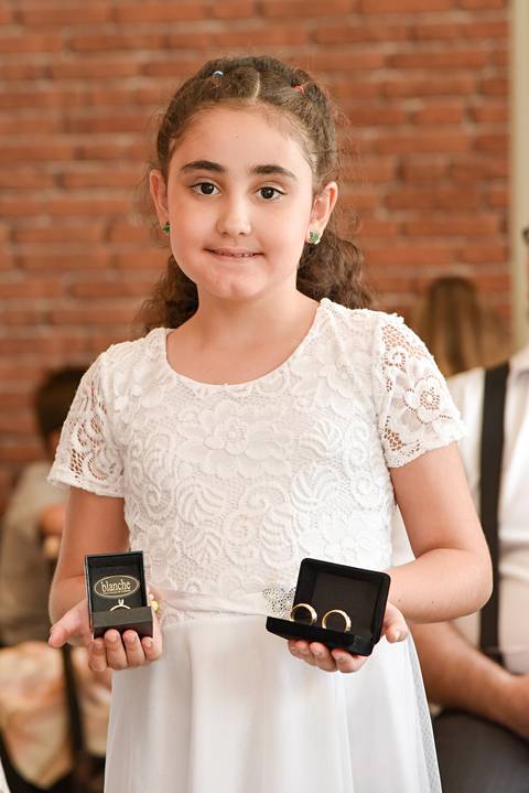 Fotografia Da Netinha Entrando Com As Alianças no Tatuapé SP Feita por Priscila Felix Fotógrafa de Casamentos, Ensaios e Família'