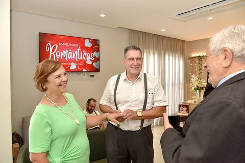 Fotografia Do Noivo Colocando A Aliança Na Noiva E Eles Sorrindo Para O Pastor no Tatuapé SP Feita por Priscila Felix Fotógrafa de Casamentos, Ensaios e Família'