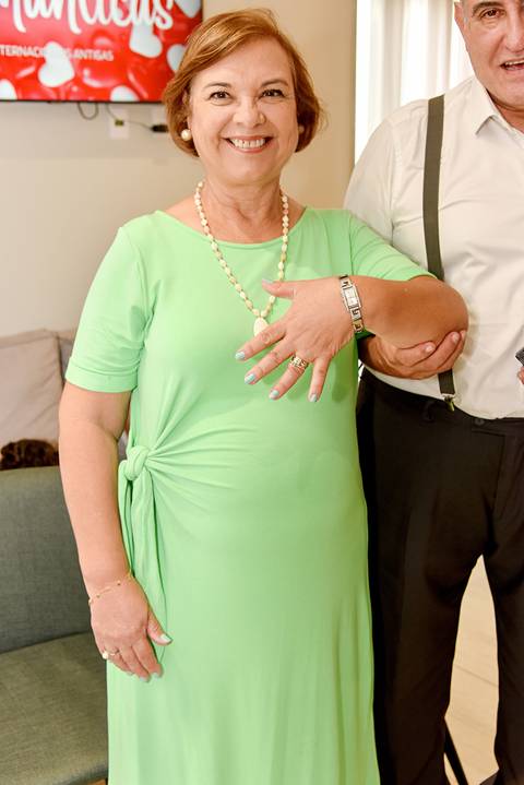 Fotografia Da Noiva Sorrindo Mostrando o Anel e Aliança No Tatuapé SP Feita por Priscila Felix Fotógrafa de Casamentos, Ensaios e Família'