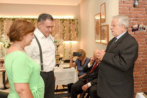 Fotografia do Pastor Dando  A Benção Final Aos Noivos no Tatuapé SP Feita por Priscila Felix Fotógrafa de Casamentos, Ensaios e Família'