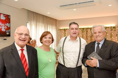 Fotografia Dos Noivos Com Os Pastores no Tatuapé SP Feita por Priscila Felix Fotógrafa de Casamentos, Ensaios e Família'