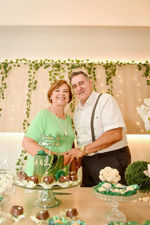 Fotografia Dos Noivos Juntinhos Na Mesa Do Bolo Buffet Le Crépe no Tatuapé SP Feita por Priscila Felix Fotógrafa de Casamentos, Ensaios e Família'