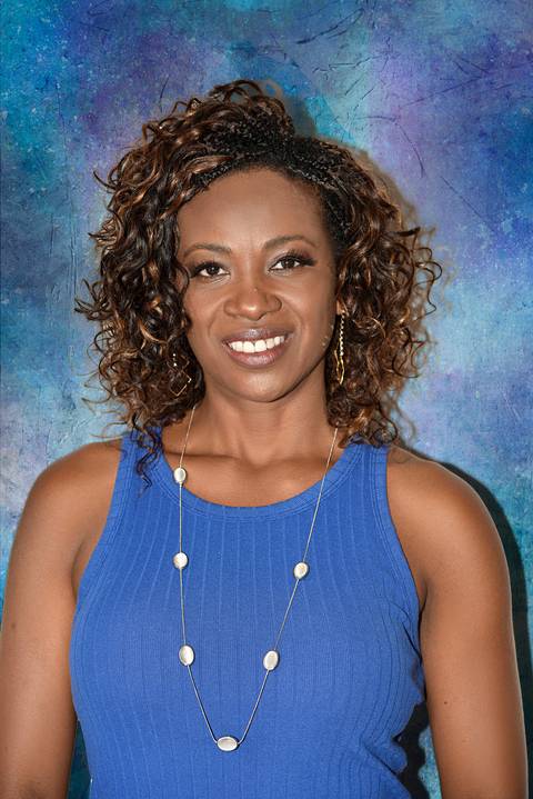 Retrato da Modelo Sorrindo de Vestido Azul Com Fundo Azul na Mooca -SP, Foto Feita Pela Priscila Felix Fotógrafa de Família, Casamento e Ensaios '