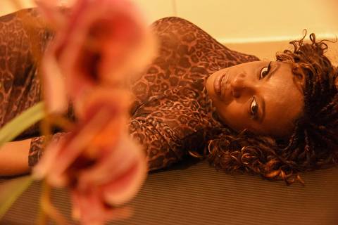 Foto da Modelo Deitada No Chão Usando Um Vestido Justo de Oncinha na Mooca -SP, Foto Feita Pela Priscila Felix Fotógrafa de Família, Casamento e Ensaios '