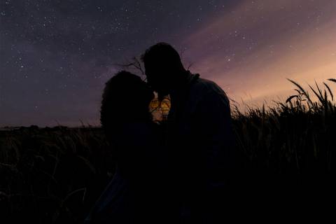 Foto dos Noivos se Beijando, Somente a Silhueta em Meio ao Trigo a Noite No Sítio Essência do Campo Ensaio Casal Pre Wedding Em Holambra SP, feita pela Priscila Felix, fotógrafa de casamentos, ensaios e eventos'