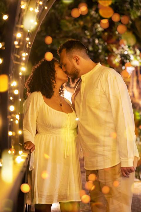 Foto dos Noivos se Beijando Embaixo de Um Arco Iluminado a Noite Ensaio Casal Pre Wedding Em Holambra SP, feita pela Priscila Felix, fotógrafa de casamentos, ensaios e eventos'