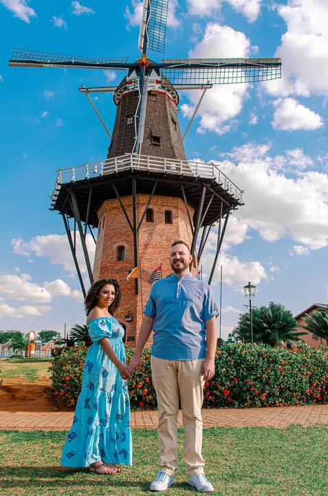 Foto dos Noivos Sorrindo Em Frente Ao Moinho Ensaio Casal Pre Wedding Em Holambra SP, feita pela Priscila Felix, fotógrafa de casamentos, ensaios e eventos'