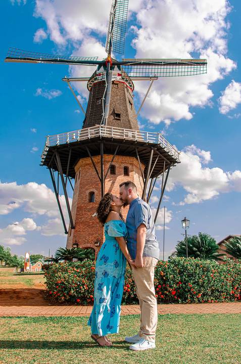 Foto dos Noivos Se Beijando Em Frente Ao Moinho Ensaio Casal Pre Wedding Em Holambra SP, feita pela Priscila Felix, fotógrafa de casamentos, ensaios e eventos'