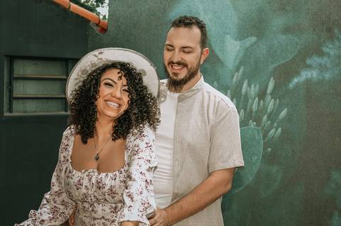 Foto dos Noivos Sorrindo Com a Bicicleta De Cestinha Com Flores Ensaio Casal Pre Wedding Em Holambra SP, feita pela Priscila Felix, fotógrafa de casamentos, ensaios e eventos'