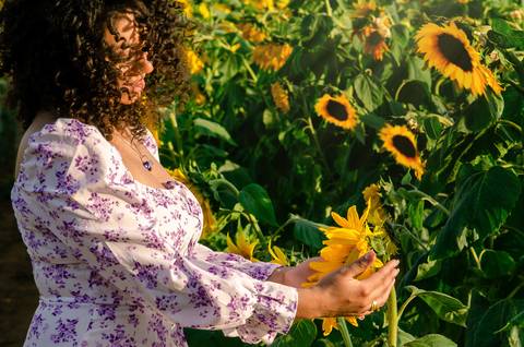 Foto da Noiva Segurando E Olhando Para O Girassol Na Plantação de Girassóis Ensaio Casal Pre Wedding Em Holambra SP, feita pela Priscila Felix, fotógrafa de casamentos, ensaios e eventos'