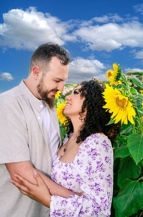 Foto dos Noivos Se Olhando Apaixonados Na Plantação de Girassóis Ensaio Casal Pre Wedding Em Holambra SP, feita pela Priscila Felix, fotógrafa de casamentos, ensaios e eventos'