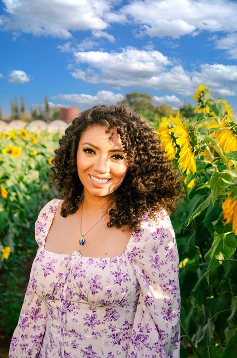 Foto da Noiva Sorrindo Na Plantação de Girassóis Ensaio Casal Pre Wedding Em Holambra SP, feita pela Priscila Felix, fotógrafa de casamentos, ensaios e eventos'