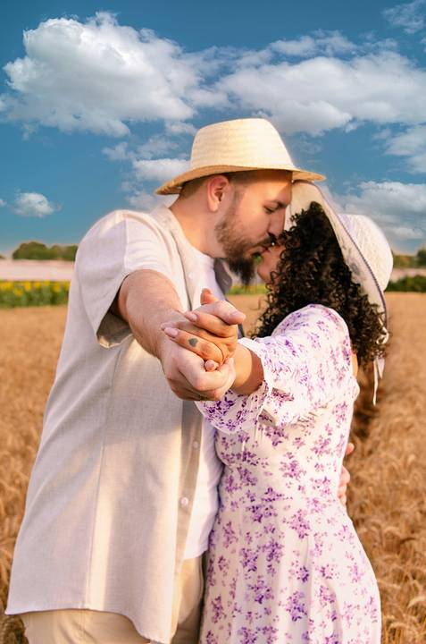 Foto dos Noivos Se Beijando Na Plantação de Trigo Ensaio Casal Pre Wedding Em Holambra SP, feita pela Priscila Felix, fotógrafa de casamentos, ensaios e eventos'