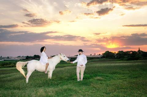 Foto dos Noivos No Sítio Essência do Campo A Noiva Montada No Cavalo Branco No Por do Sol Ensaio Casal Pre Wedding Em Holambra SP, feita pela Priscila Felix, fotógrafa de casamentos, ensaios e eventos'