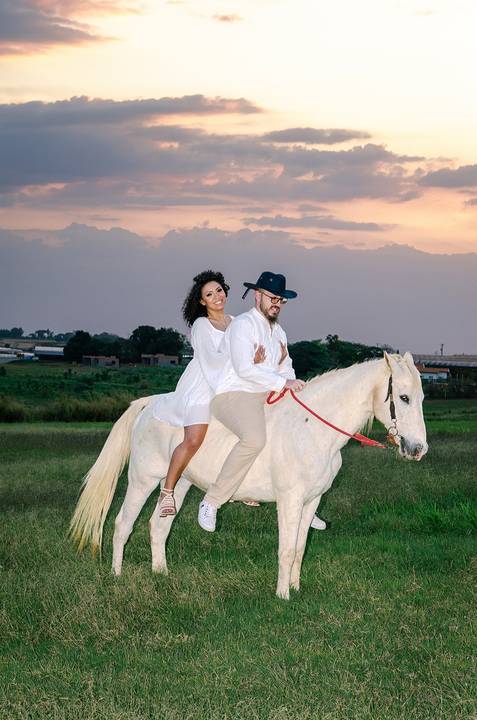 Foto dos Noivos Montados no Cavalo Branco No Sítio Essência do Campo Ensaio Casal Pre Wedding Em Holambra SP, feita pela Priscila Felix, fotógrafa de casamentos, ensaios e eventos'