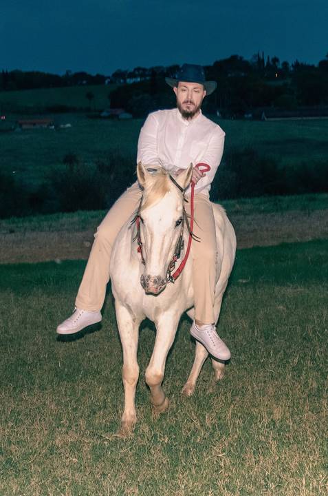 Foto do Noivo Montado no Cavalo Branco No Sítio Essência do Campo Ensaio Casal Pre Wedding Em Holambra SP, feita pela Priscila Felix, fotógrafa de casamentos, ensaios e eventos'