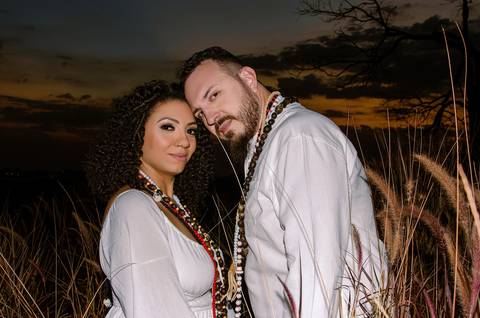 Foto dos Noivos de Rosto Colado Olhando Para a Câmera Em Meio ao Trigo a Noite No Sítio Essência do Campo Ensaio Casal Pre Wedding Em Holambra SP, feita pela Priscila Felix, fotógrafa de casamentos, ensaios e eventos'