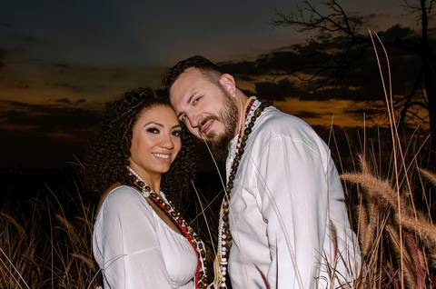 Foto dos Noivos de Rosto Colado Sorrindo Em Meio ao Trigo a Noite No Sítio Essência do Campo Ensaio Casal Pre Wedding Em Holambra SP, feita pela Priscila Felix, fotógrafa de casamentos, ensaios e eventos'