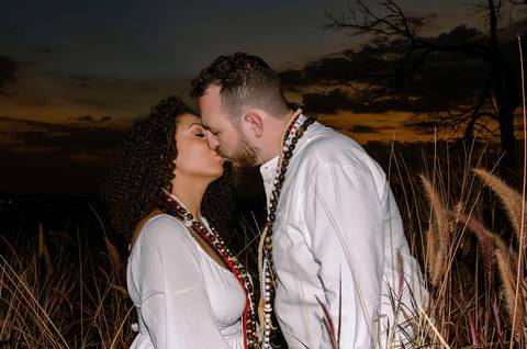 Foto dos Noivos se Beijando em Meio ao Trigo a Noite No Sítio Essência do Campo Ensaio Casal Pre Wedding Em Holambra SP, feita pela Priscila Felix, fotógrafa de casamentos, ensaios e eventos'