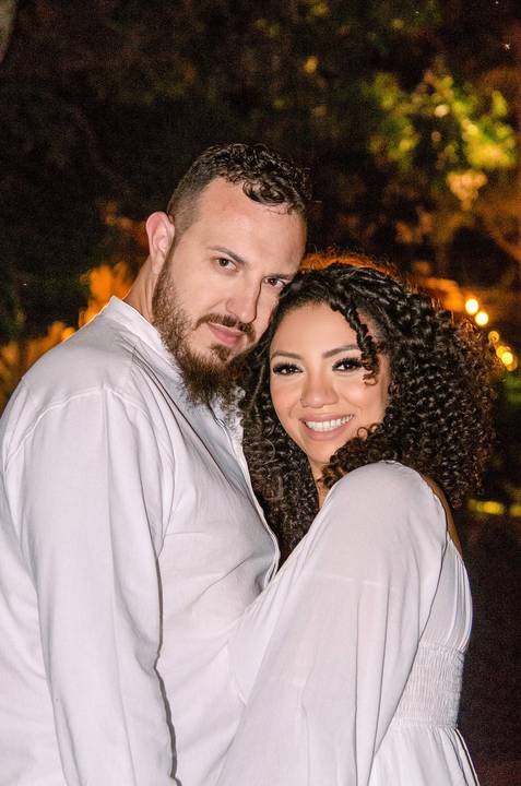 Foto dos Noivos de Abraçados Sorrindo Ensaio Casal Pre Wedding Em Holambra SP, feita pela Priscila Felix, fotógrafa de casamentos, ensaios e eventos'