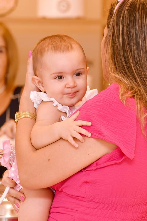Foto da Aniversariante No Colo Da Mãe Em Guarulhos - SP, Foto Feita Pela Priscila Felix Fotógrafa de Família, Casamento e Ensaios '