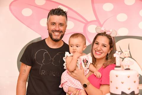 Foto da Aniversariante Com Os Pais Na Mesa Do Bolo Em Guarulhos - SP, Foto Feita Pela Priscila Felix Fotógrafa de Família, Casamento e Ensaios '
