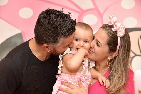 Foto da Aniversariante Recebendo Um Cheirinho Dos Pais Na Mesa Do Bolo Em Guarulhos - SP, Foto Feita Pela Priscila Felix Fotógrafa de Família, Casamento e Ensaios '