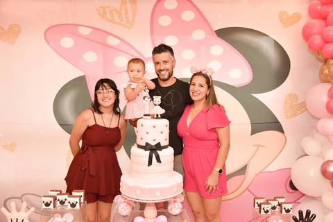 Foto da Aniversariante Com Os Pais e Irmã Na Mesa Do Bolo Em Guarulhos - SP, Foto Feita Pela Priscila Felix Fotógrafa de Família, Casamento e Ensaios '