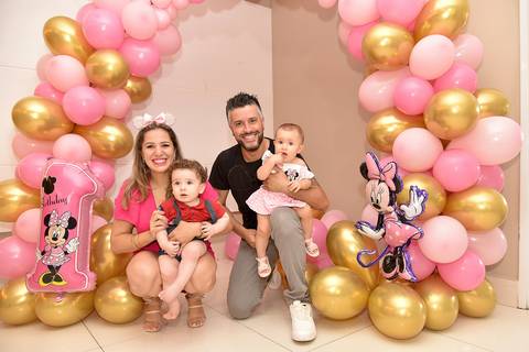 Foto da Aniversariante No Colo Do Pai e o Priminho No Colo Da Mãe Em Guarulhos - SP, Foto Feita Pela Priscila Felix Fotógrafa de Família, Casamento e Ensaios '