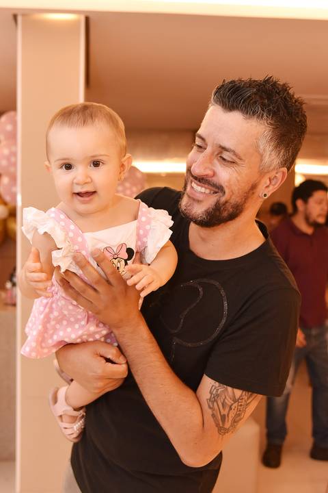 Foto da Aniversariante No Colo Da Pai Fazendo Aviãozinho Em Guarulhos - SP, Foto Feita Pela Priscila Felix Fotógrafa de Família, Casamento e Ensaios '