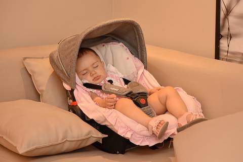 Foto da Aniversariante Tirando Uma Sonequinha No Sofá Em Guarulhos - SP, Foto Feita Pela Priscila Felix Fotógrafa de Família, Casamento e Ensaios '