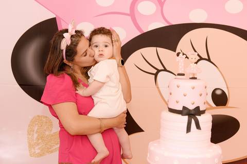 Foto Da Mãe Com o Sobrinho No Colo Na Mesa do Bolo Em Guarulhos - SP, Foto Feita Pela Priscila Felix Fotógrafa de Família, Casamento e Ensaios '