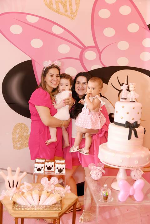 Foto Da Mãe Com o Sobrinho No Colo e a Irmã Com a Aniversariante No Colo Na Mesa do Bolo Em Guarulhos - SP, Foto Feita Pela Priscila Felix Fotógrafa de Família, Casamento e Ensaios '