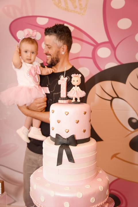 Foto da Aniversariante No Colo Do Pai Na Mesa Do Bolo Em Guarulhos - SP, Foto Feita Pela Priscila Felix Fotógrafa de Família, Casamento e Ensaios '
