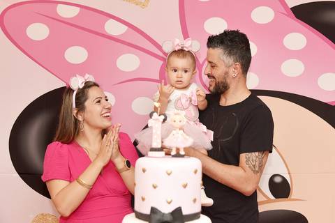 Foto da Aniversariante Com Os Pais Na Mesa Do Bolo Cantando Parabéns Em Guarulhos - SP, Foto Feita Pela Priscila Felix Fotógrafa de Família, Casamento e Ensaios '