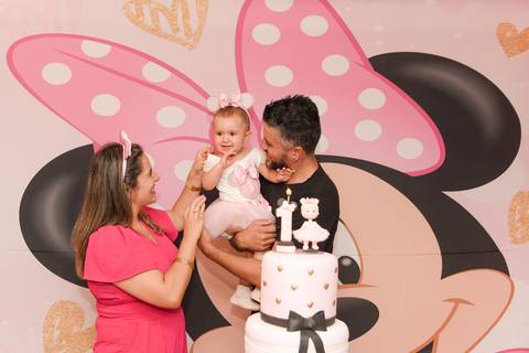Foto da Aniversariante Com Os Pais Na Mesa Do Bolo Cantando Parabéns Em Guarulhos - SP, Foto Feita Pela Priscila Felix Fotógrafa de Família, Casamento e Ensaios '