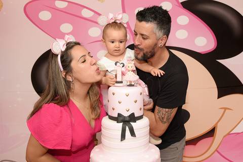 Foto da Aniversariante Com Os Pais Na Mesa Do Bolo Assoprando A Velinha Em Guarulhos - SP, Foto Feita Pela Priscila Felix Fotógrafa de Família, Casamento e Ensaios '