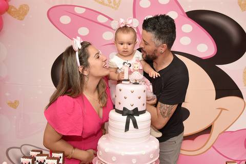 Foto da Aniversariante Com Os Pais Na Mesa Do Bolo Cantando Parabéns Em Guarulhos - SP, Foto Feita Pela Priscila Felix Fotógrafa de Família, Casamento e Ensaios '