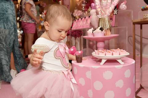 Foto da Aniversariante Mexendo Nos Doces Em Guarulhos - SP, Foto Feita Pela Priscila Felix Fotógrafa de Família, Casamento e Ensaios '