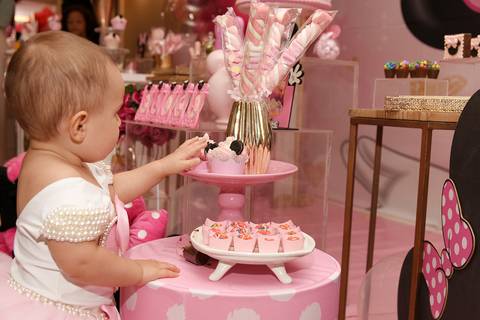 Foto da Aniversariante Mexendo Nos Doces Em Guarulhos - SP, Foto Feita Pela Priscila Felix Fotógrafa de Família, Casamento e Ensaios '