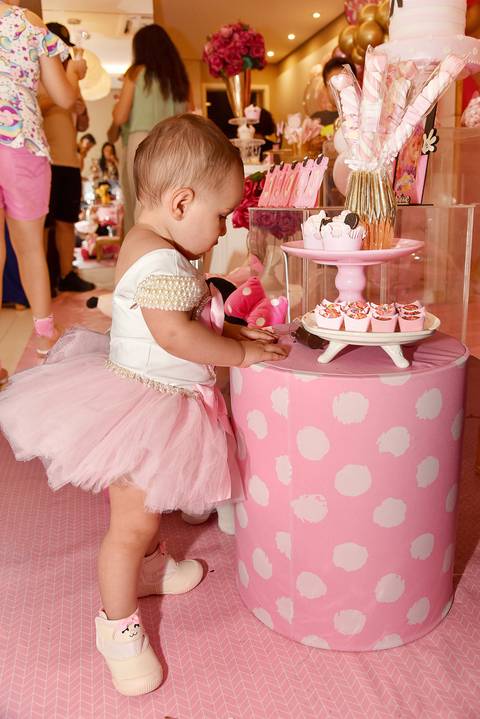 Foto da Aniversariante Mexendo Nos Doces Em Guarulhos - SP, Foto Feita Pela Priscila Felix Fotógrafa de Família, Casamento e Ensaios '