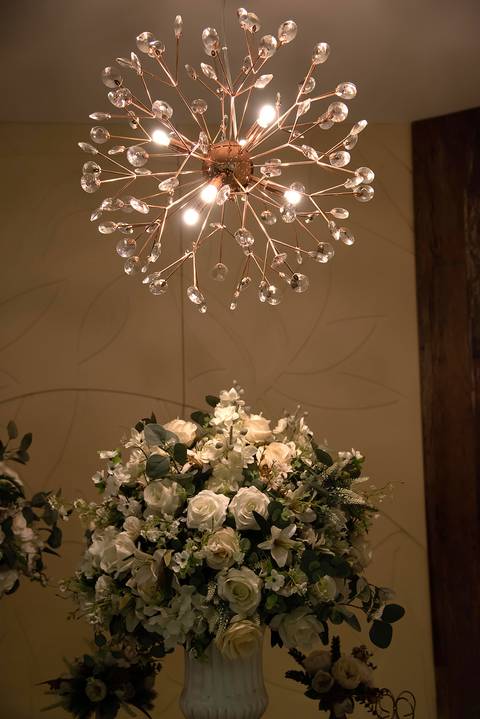 Fotografia da Decoração Um Lustre Em Forma de Dente de Leão Iluminando Um Vaso De Flores Brancas Em Guarulhos SP Feita por Priscila Felix Fotógrafa de Casamentos, Ensaios e Família'