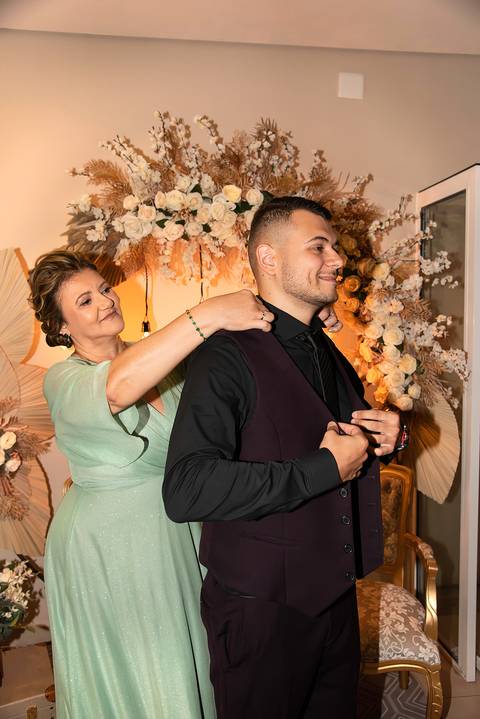 Fotografia da Mãe Colocando o Colete no Filho Em Guarulhos SP Feita por Priscila Felix Fotógrafa de Casamentos, Ensaios e Família'