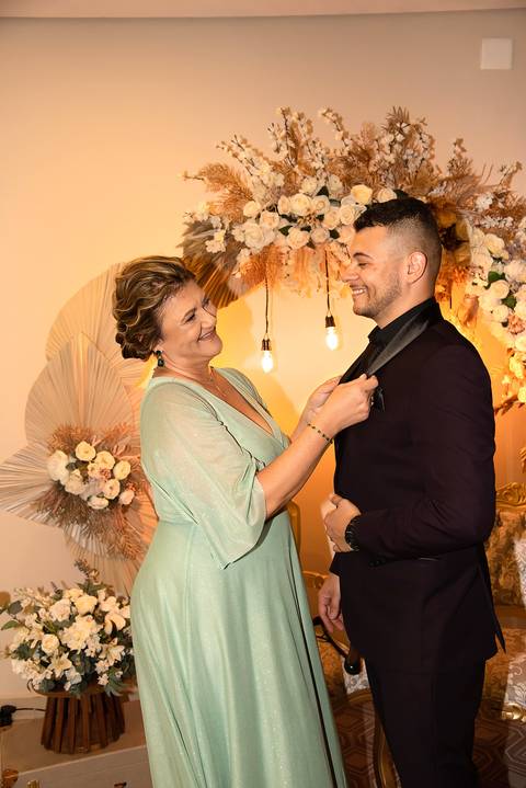 Fotografia da Mãe Ajustando o Paletó do Filho Sorrindo Orgulhosa Em Guarulhos SP Feita por Priscila Felix Fotógrafa de Casamentos, Ensaios e Família'