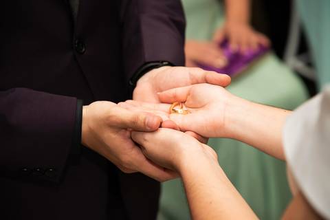 Fotografia das Alianças Nas Mãos Dos Noivos em Guarulhos SP Feita por Priscila Felix Fotógrafa de Casamentos, Ensaios e Família'