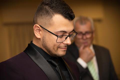 Fotografia do Noivo Emocionado em Guarulhos SP Feita por Priscila Felix Fotógrafa de Casamentos, Ensaios e Família'