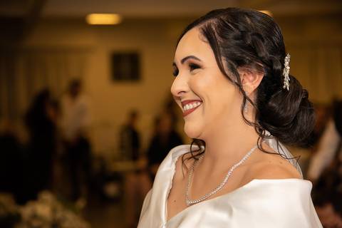 Fotografia da Noiva Sorrindo Olhando Para o Noivo em Guarulhos SP Feita por Priscila Felix Fotógrafa de Casamentos, Ensaios e Família'